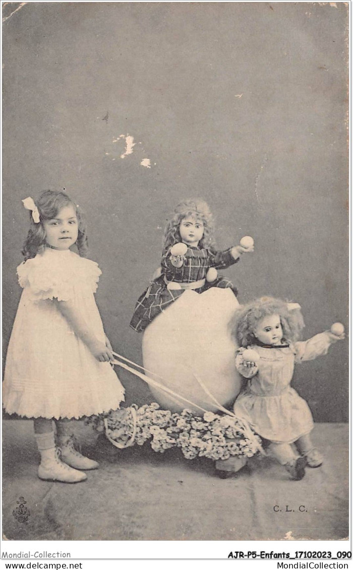 AJRP5-0473 - ENFANTS - FILLETTE ET SES POUPEES SUR OEUF GEANT - Portraits