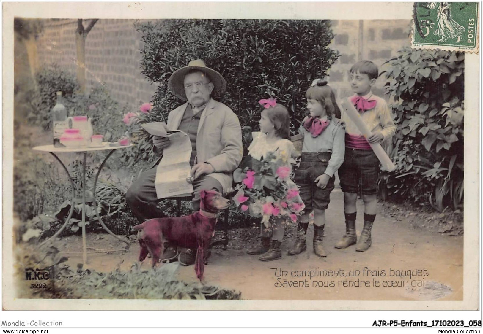 AJRP5-0457 - ENFANTS - CHIEN UN COMPLIMENT UN FRAIS BOUQUET SAVENT NOUS RENDRE LE COEUR GAI - Grupo De Niños Y Familias