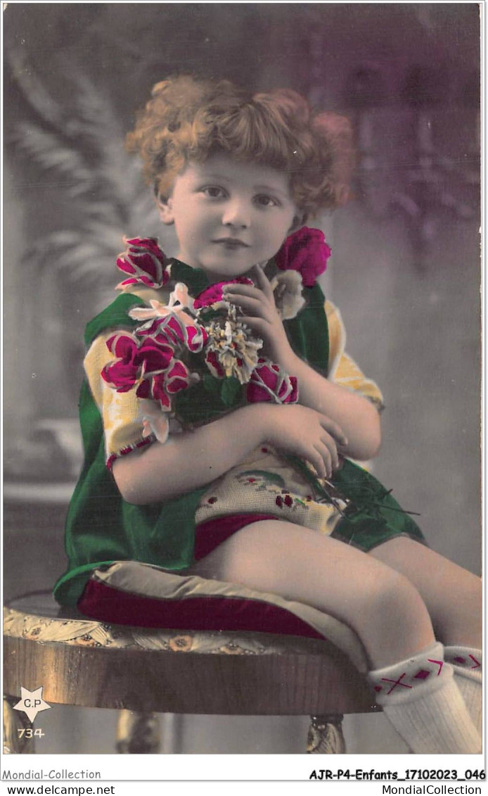 AJRP4-0369 - ENFANTS - FILLETTE AVEC DES FLEURS - Portretten