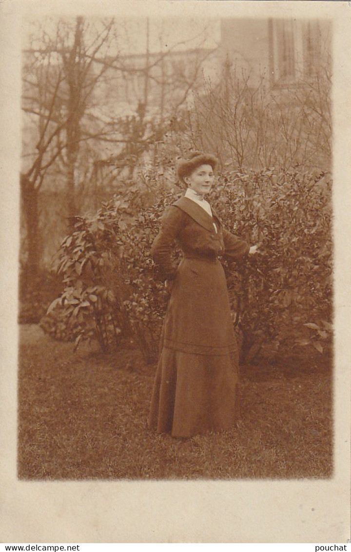 XXX -(45) PUISEAUX - CARTE PHOTO - FEMME POSANT DANS LE JARDIN - 2 SCANS - Puiseaux