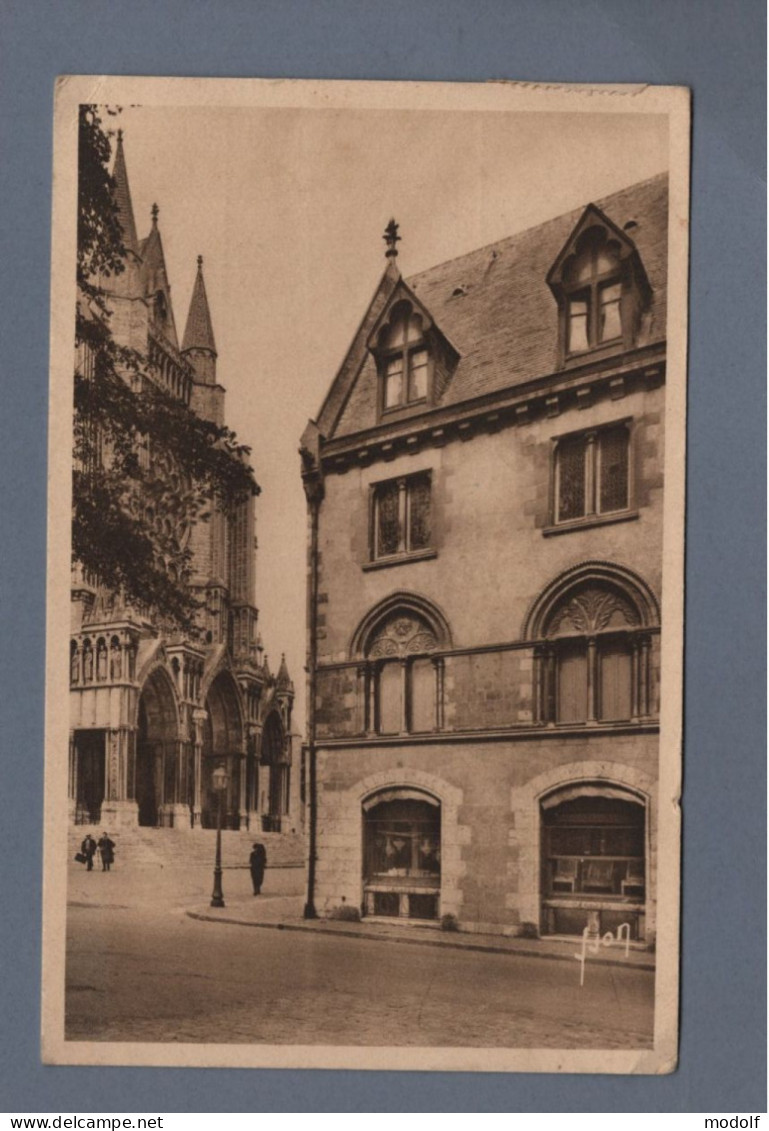 CPA - 28 - Chartres - L'ancienne Poste Et Le Portail Sud De La Cathédrale - Circulée En 194? - Chartres