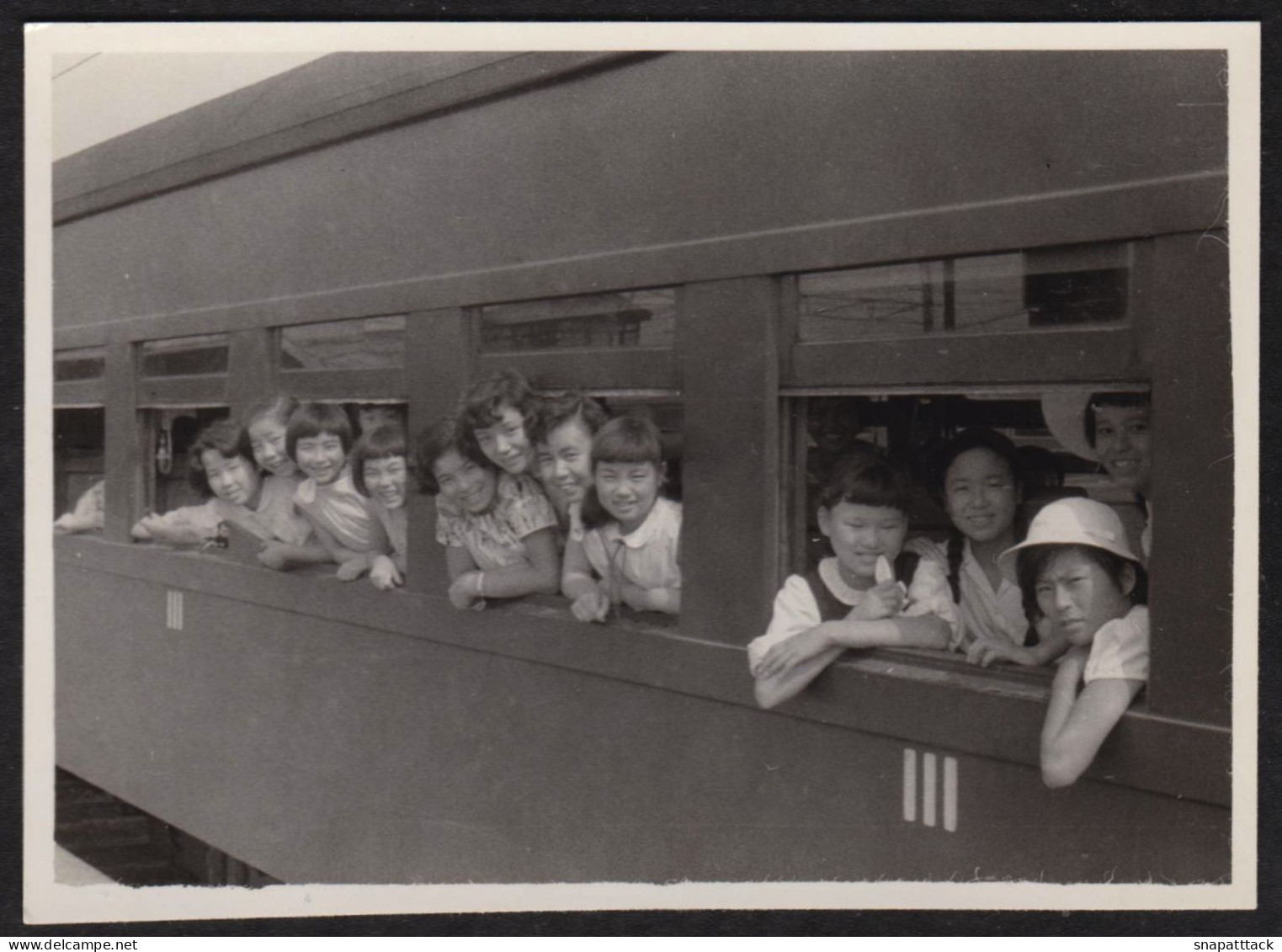 Superbe Photo Amateur Très Belle Scène De Train, Jeunes Filles En Voyage Beau Cliché Snapshot  JAPAN JAPON, 8,8x6,2 Cm - Plaatsen