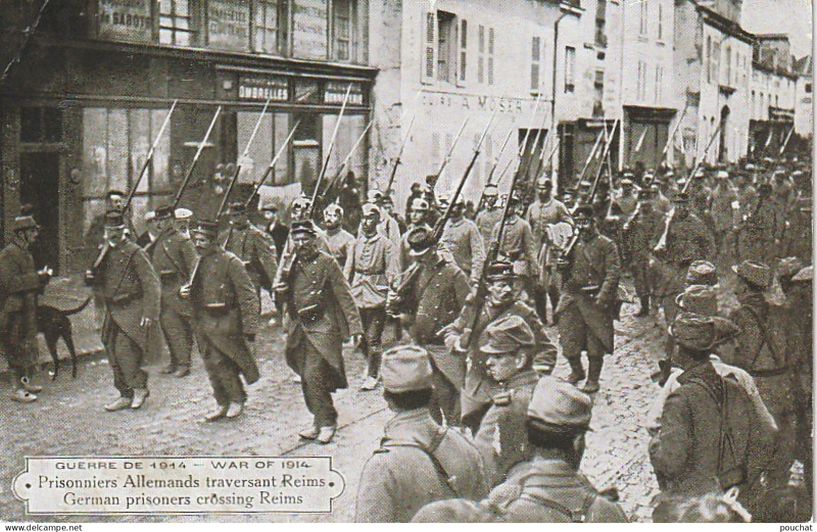 XXX -(51) GUERRE DE 1914- PRISONNIERS ALLEMANDS TRAVERSANT REIMS - CUIRS PEAUX A. MOSER - 2 SCANS - Reims