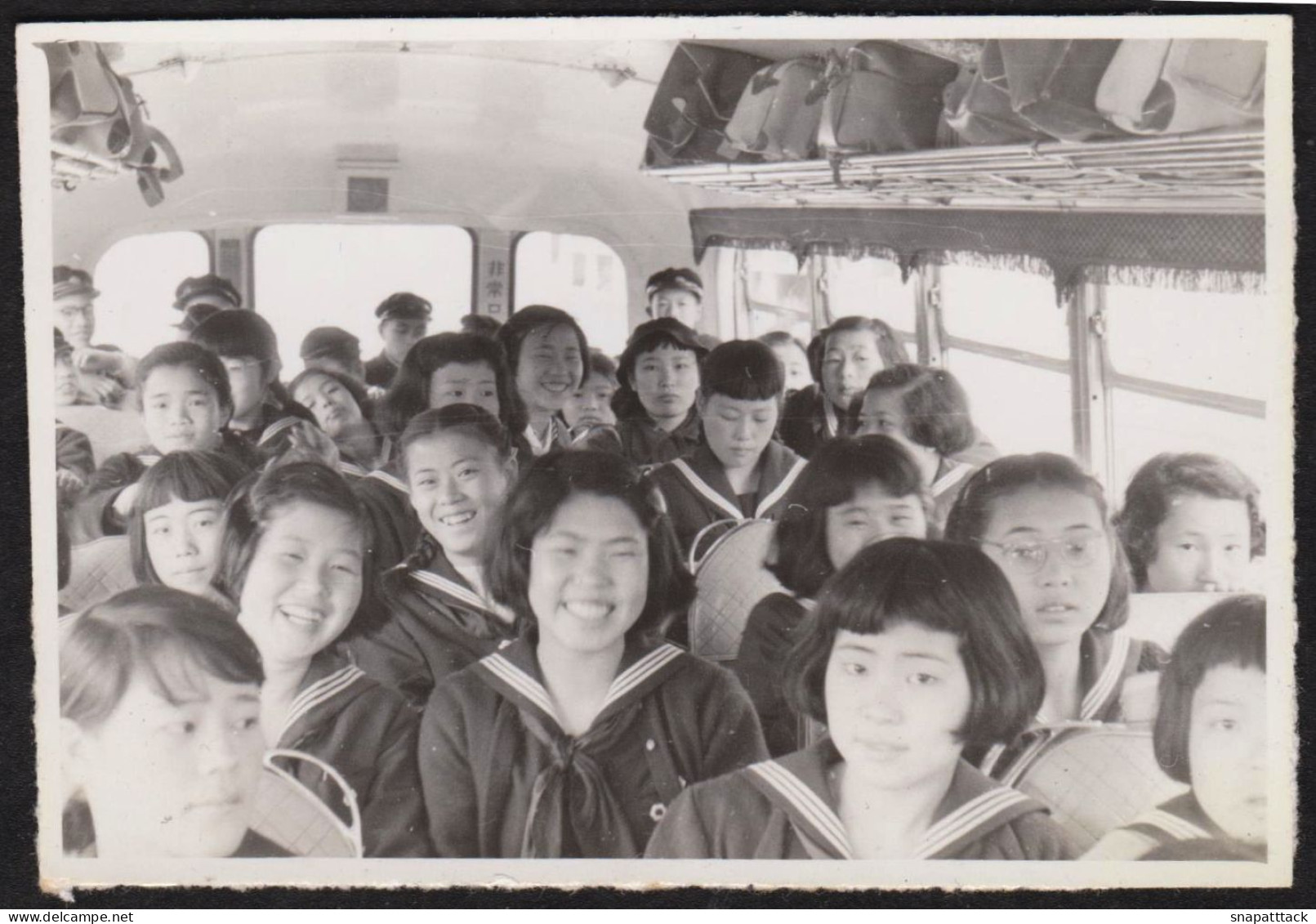 Superbe Photo Amateur Très Belle Scène De Bus Car, Jeunes Filles En Voyage Autobus Snapshot  JAPAN JAPON, 7,8x5,3 Cm - Plaatsen