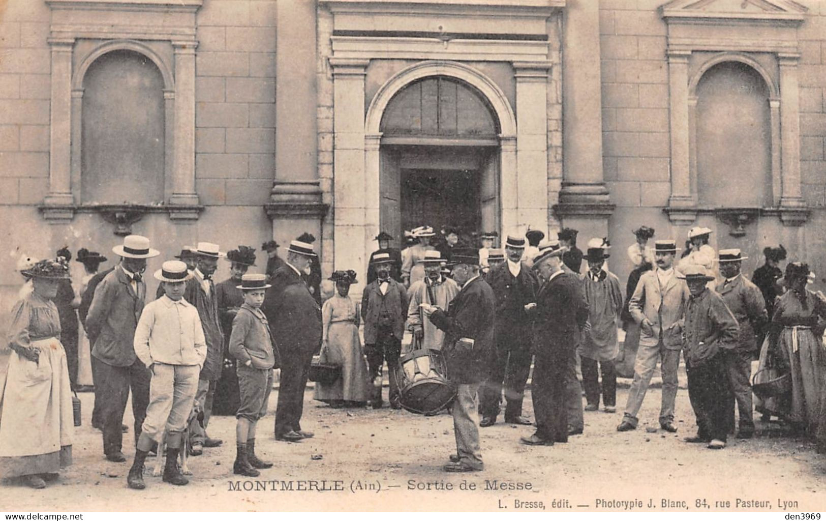 MONTMERLE (Ain) - Sortie De Messe - Tambour De Ville, Crieur Public - Voyagé 1909 (2 Scans) - Sin Clasificación