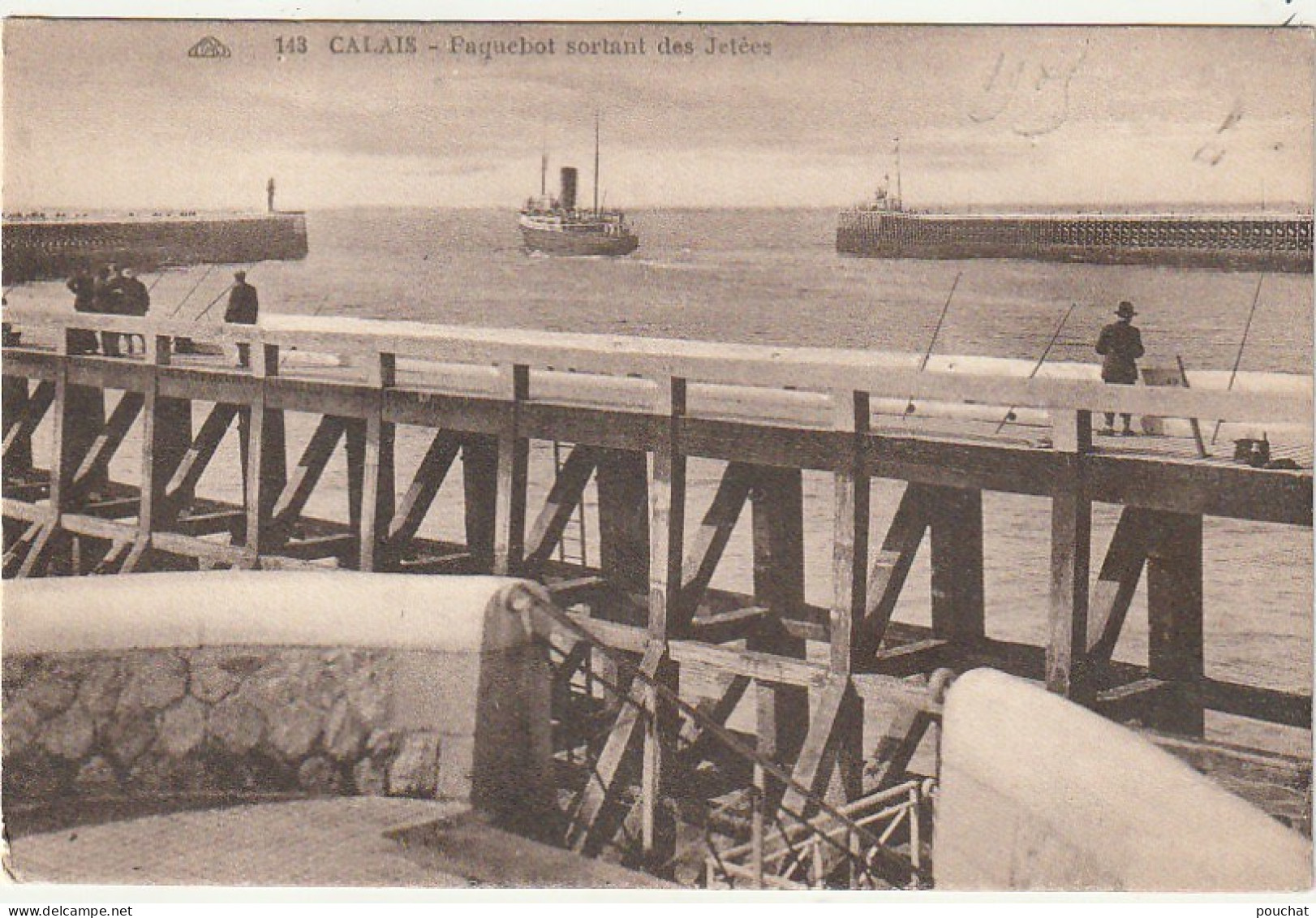 XXX -(62) CALAIS - PAQUEBOT SORTANT DES JETEES - ANIMATION - PECHEURS - 2 SCANS - Calais