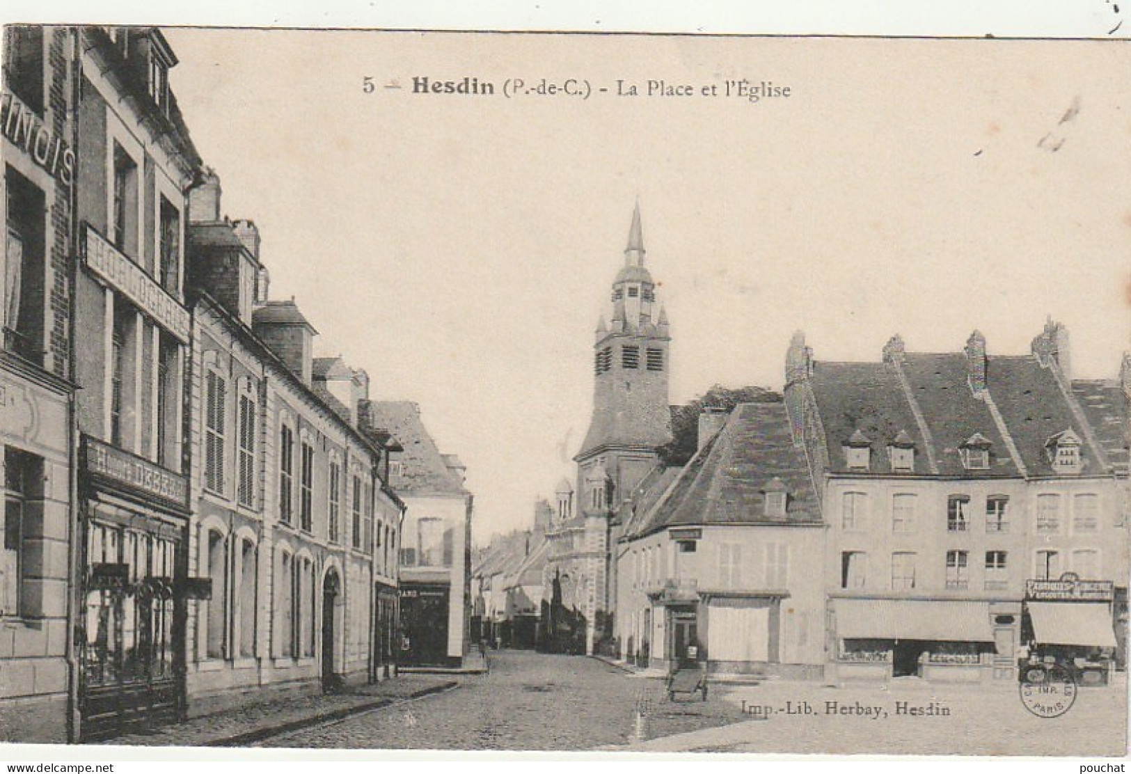 XXX -(62) HESDIN - LA PLACE ET L' EGLISE - IMP. LIB. HERBAY , HESDIN - 2 SCANS - Hesdin