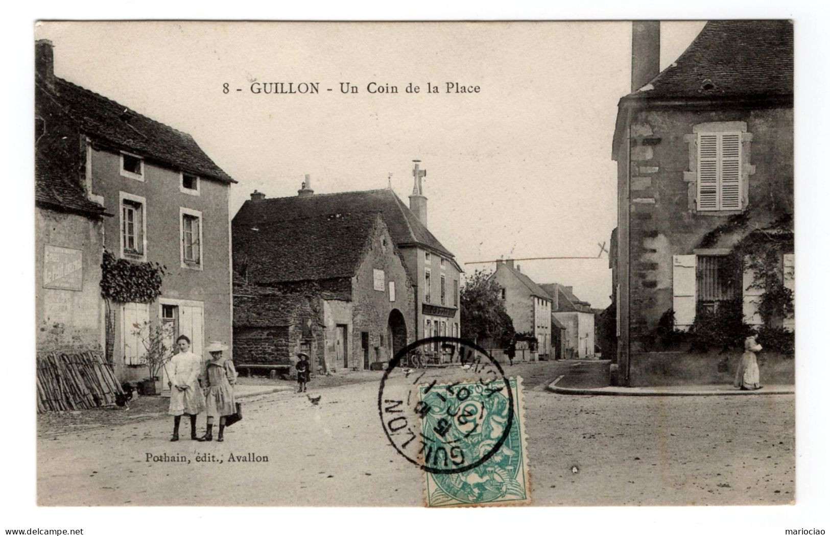 C-FR89420 GUILLON Un Coin De La Place - Guillon