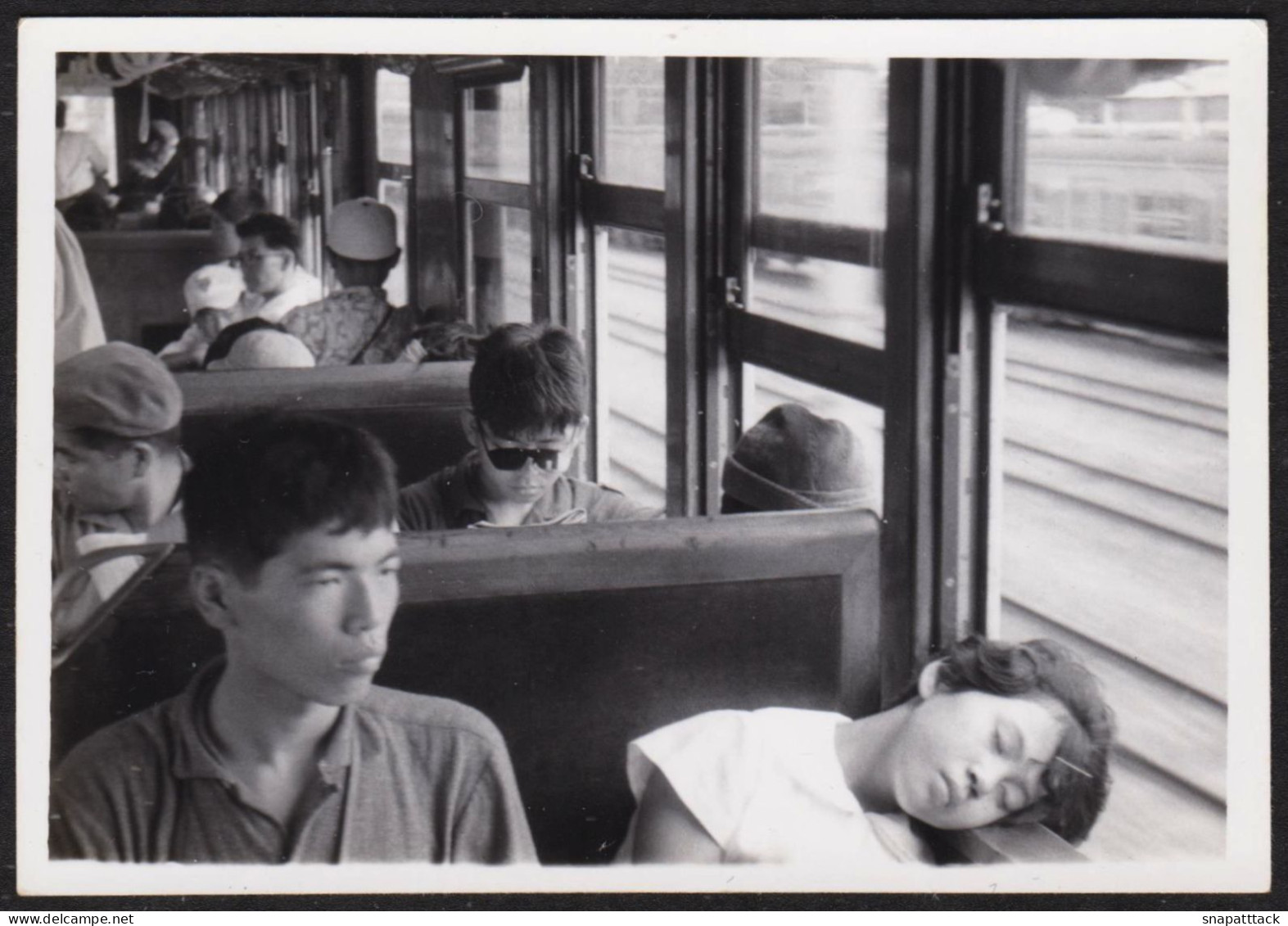 Superbe Photo Amateur Très Belle Scène De Train, Femme Endormie Sleep Sleeping Snapshot  JAPAN JAPON, 9x6,3 Cm - Plaatsen