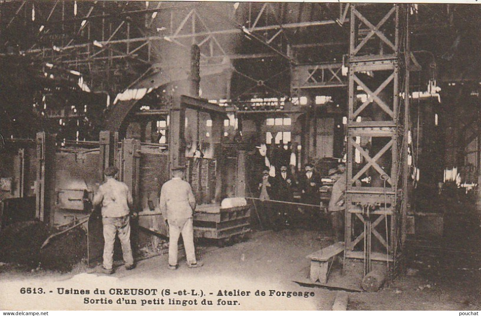 XXX -(71) USINES DU CREUSOT - ATELIER DE FORGEAGE - SORTIE D' UN PETIT LINGOT DU FOUR - 2 SCANS - Le Creusot