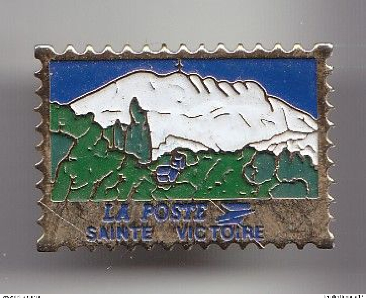 Pin's En Forme De Timbre La Poste Sainte Sainte Victoire Réf 6166 - Postes