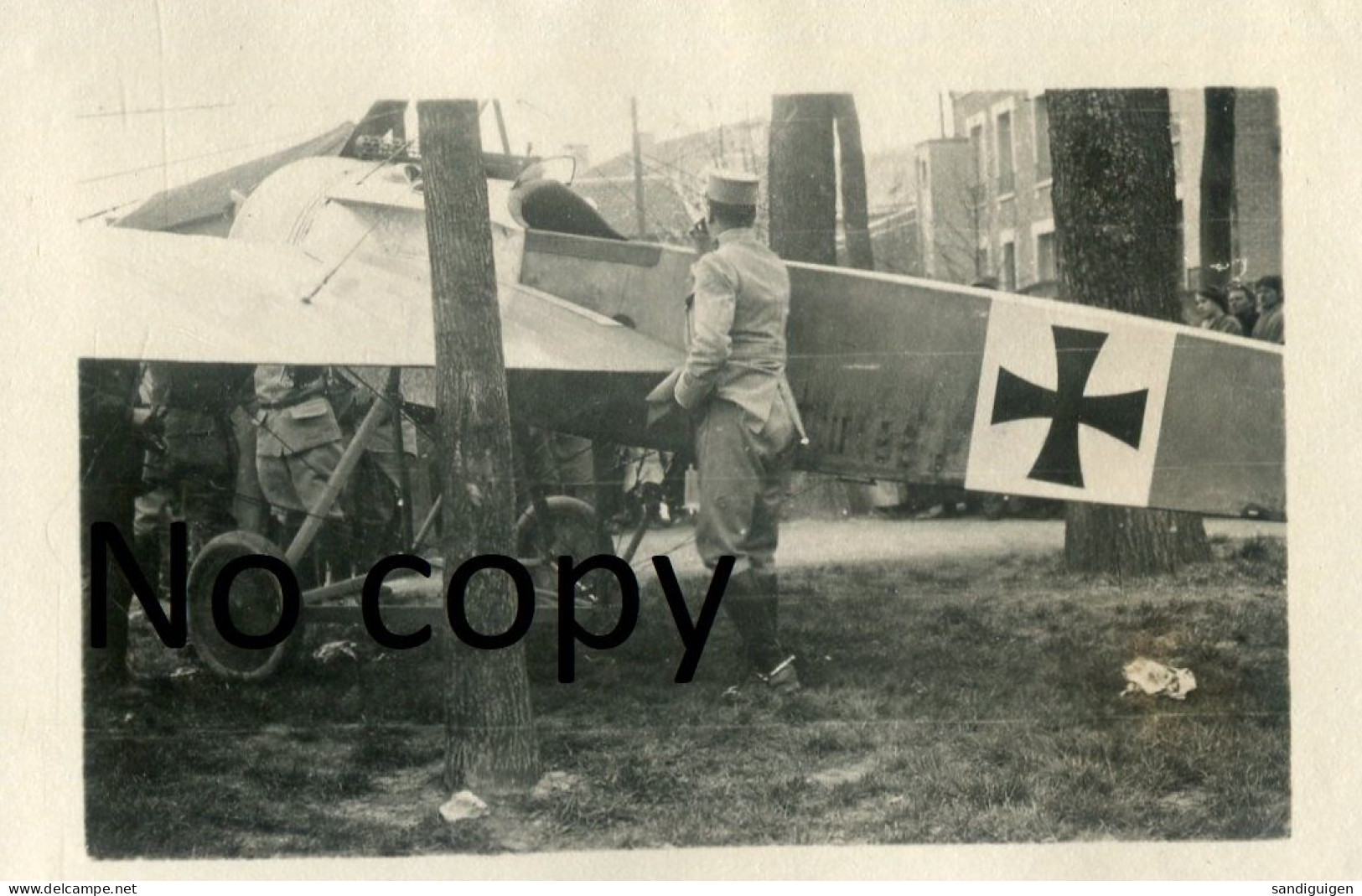 PHOTO FRANCAISE - AVION ALLEMAND FOKKER CAPTURE A COURMELOIS ET PRESENTE A REIMS MARNE - GUERRE 1914 1918 - Oorlog, Militair