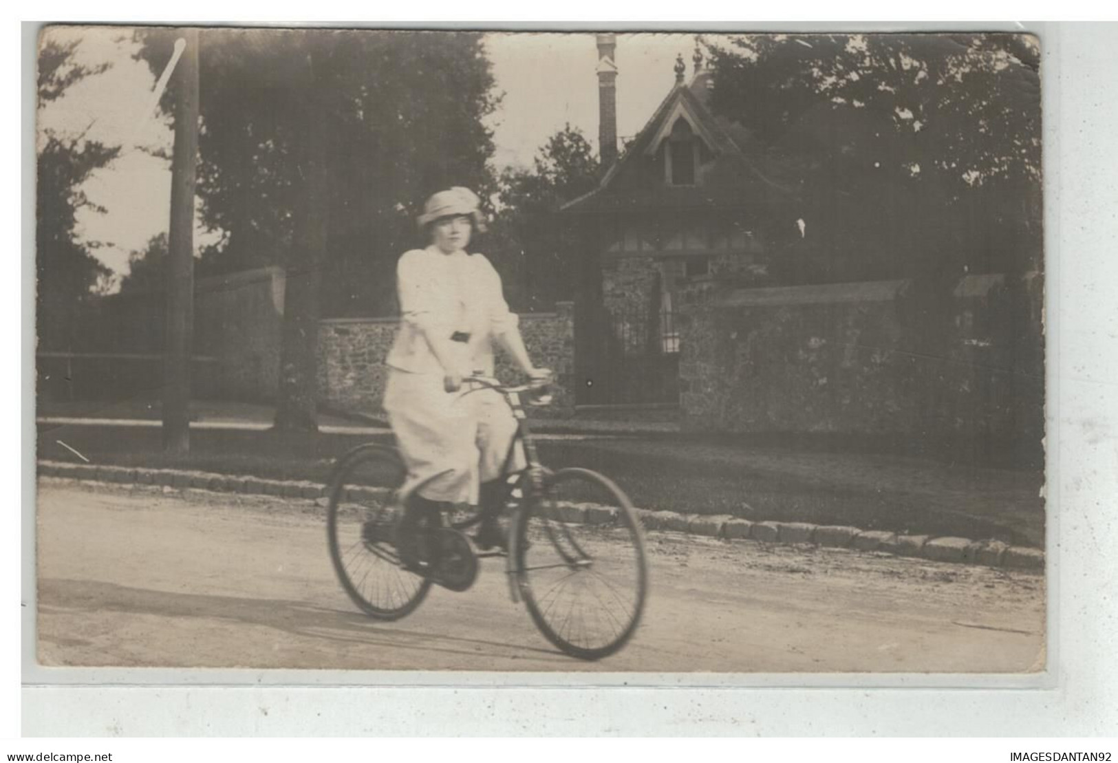 CYCLISME #17292 VELO FEMME SUR UNE BICYCLETTE CARTE PHOTO - Radsport