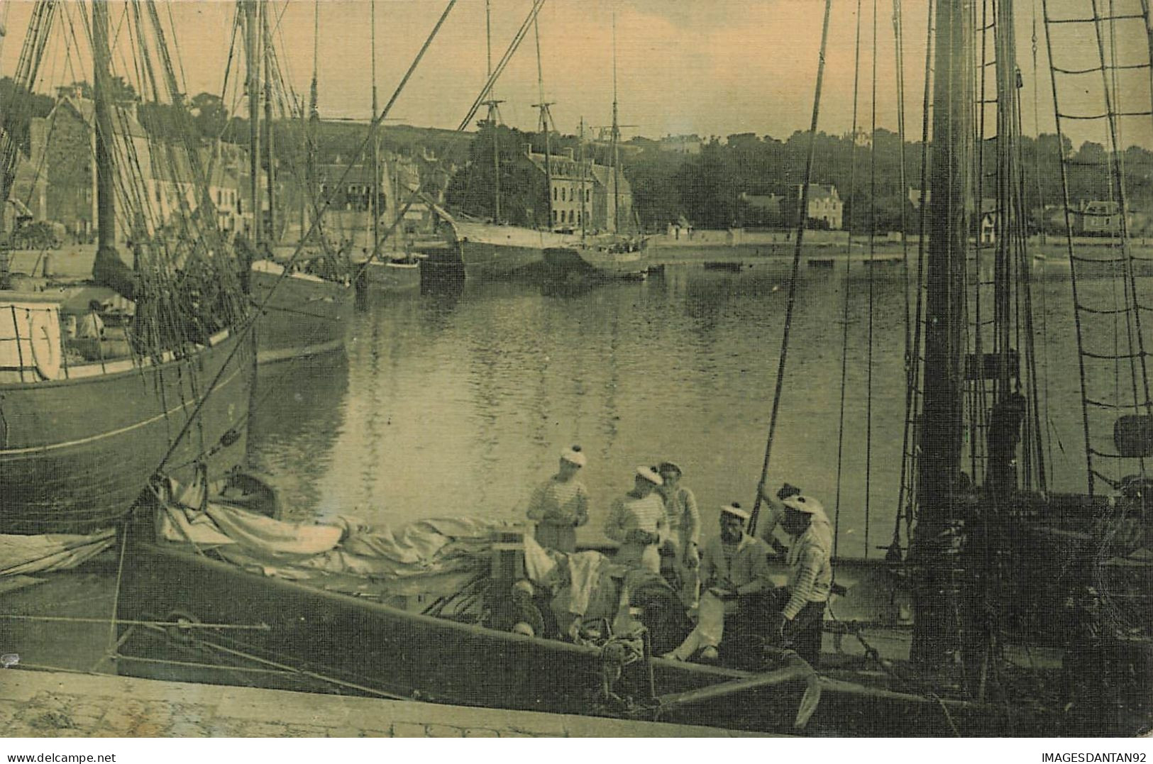 BATEAU #21332 VOILIER PECHE PECHEURS A QUAI AU PORT TOILEE ANCRE - Segelboote