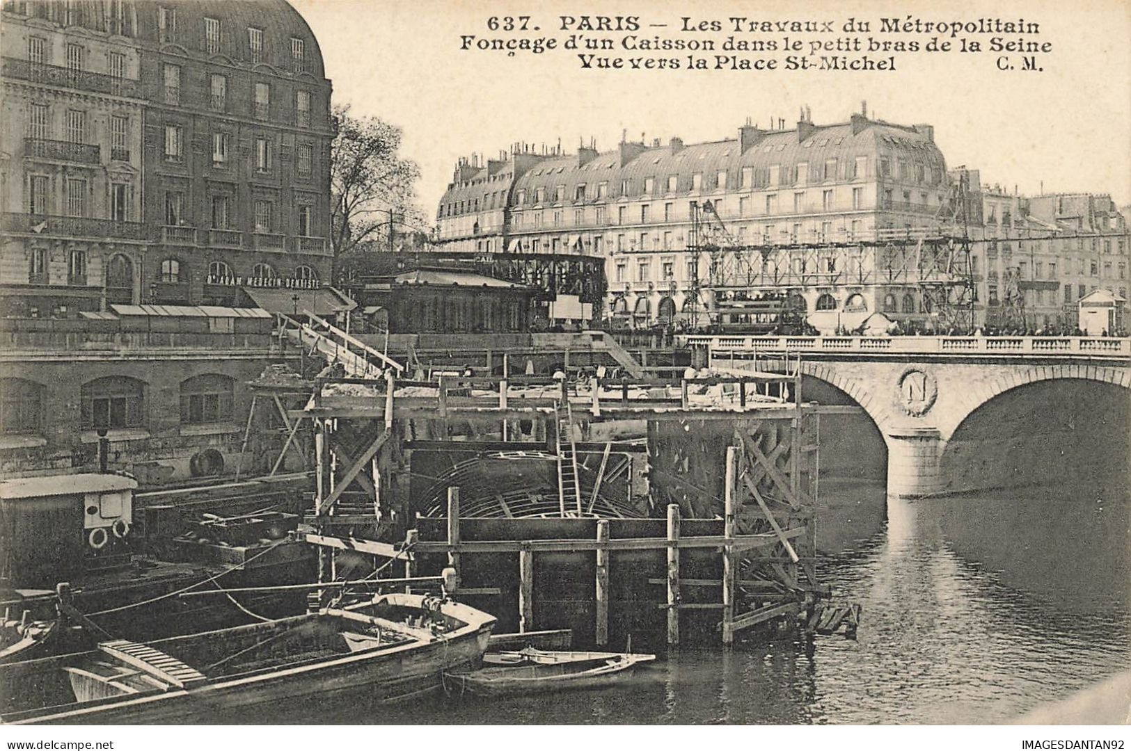 75 PARIS 05 #22594 TRAVAUX METRO FONCAGE CAISSON DANS LA SEINE VUE PONT PLACE ST MICHEL PENICHES BATEAUX - District 05