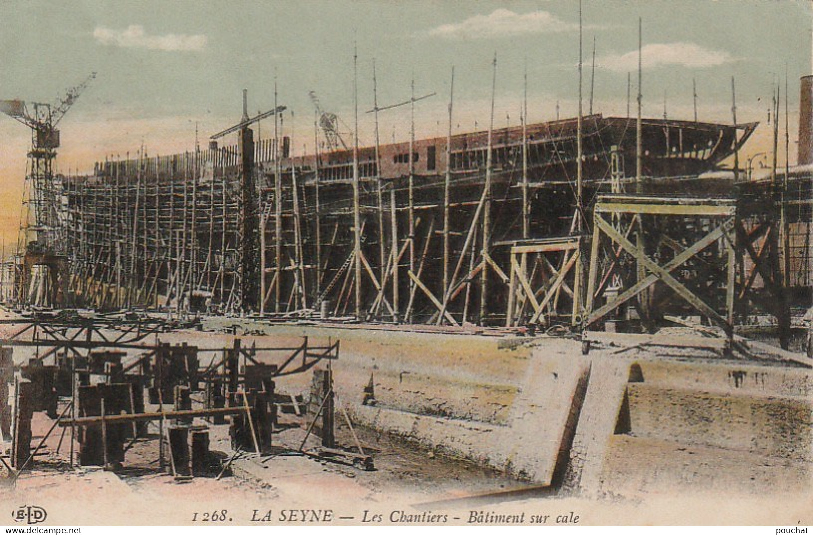 XXX -(83) LA SEYNE - LES CHANTIERS - BATIMENT SUR CALE - CARTE COLORISEE - La Seyne-sur-Mer