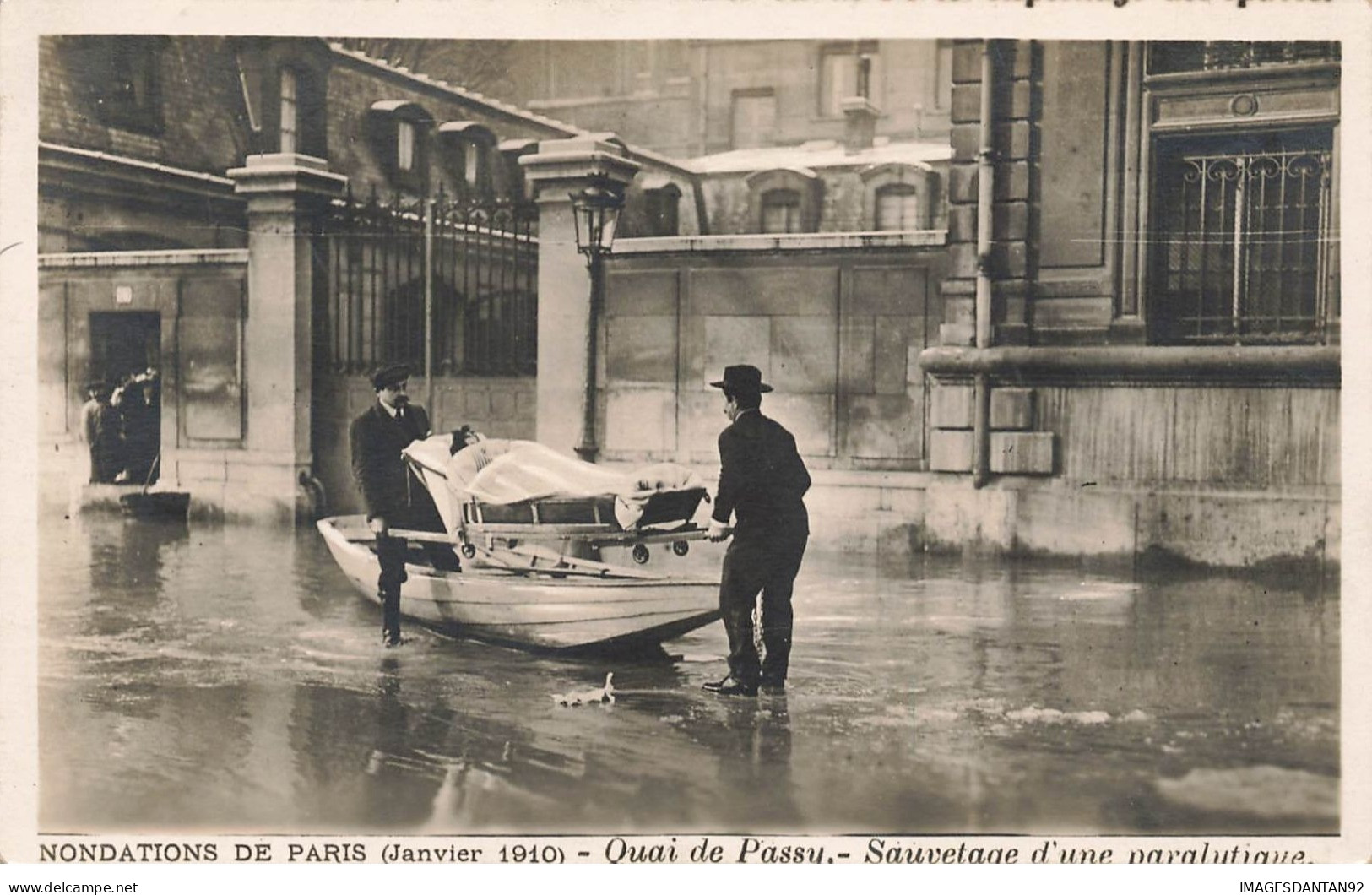 75 PARIS 16 #22932 INONDATIONS 1910 QUAI PASSY SAUVETAGE D UN PARALYTIQUE BARQUE CANOT BRANCARD - Inondations De 1910