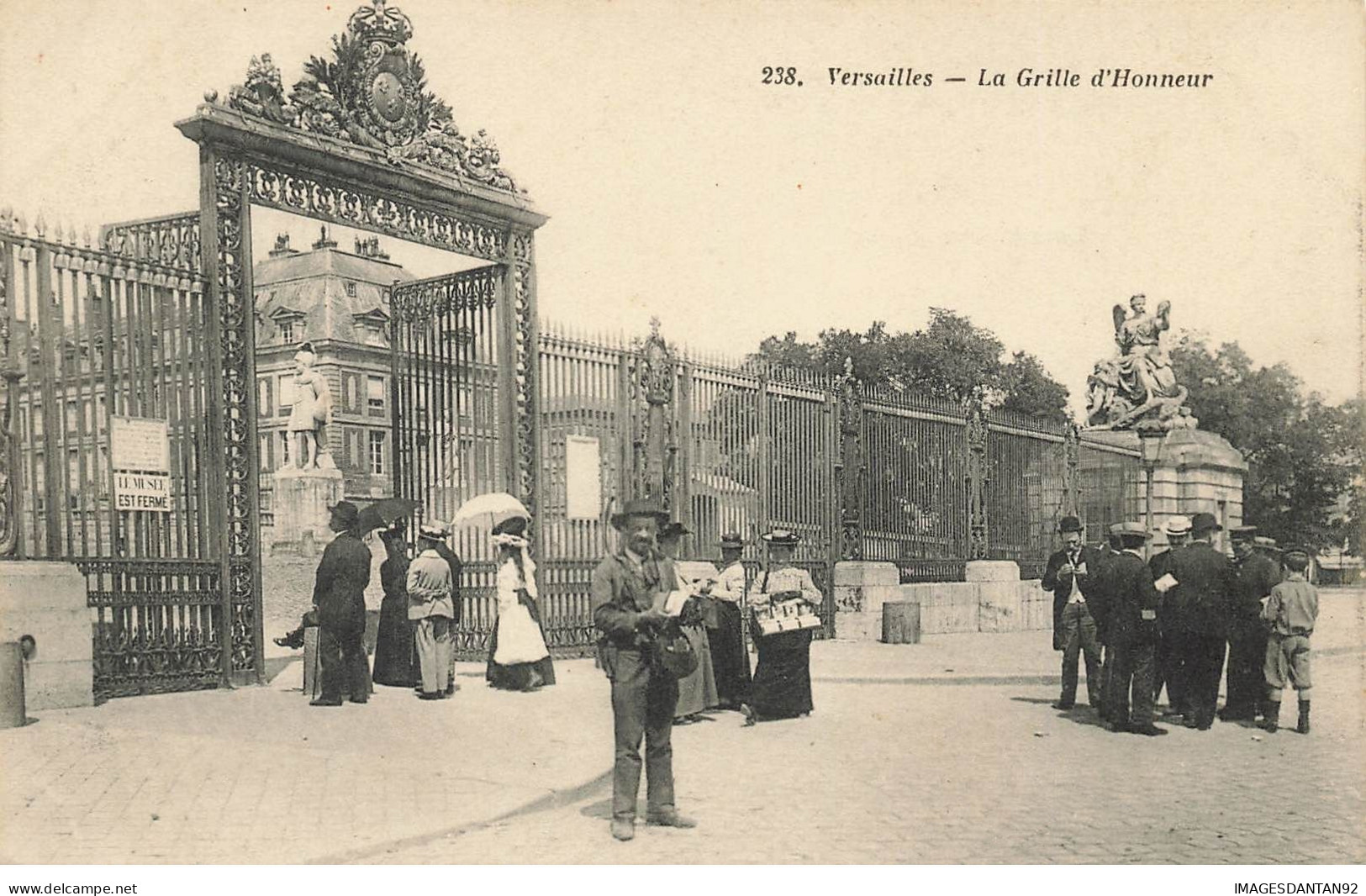 78 VERSAILLES #24204 LA GRILLE D HONNEUR CHATEAU MARCHANDE DE JOURNAUX - Versailles