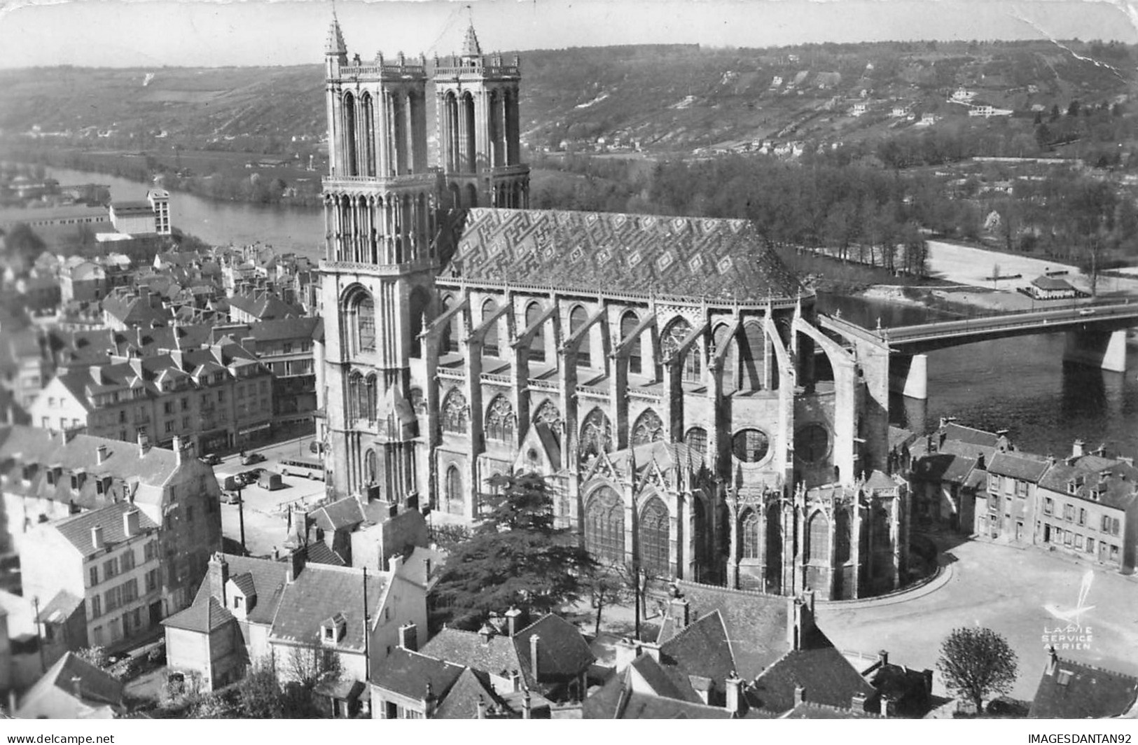 78 MANTES LA JOLIE #23987 EN AVION AU DESSUS DE LA CATHEDRALE VUE AERIENNE - Mantes La Jolie