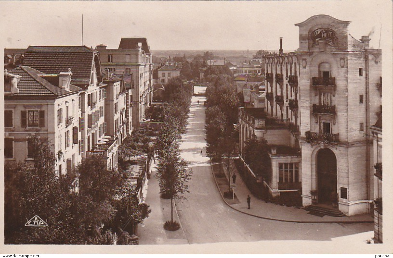 XXX -(88) VITTEL - AVENUE AMBROISE BOULOUMIE ET LES HOTELS - 2 SCANS - Contrexeville