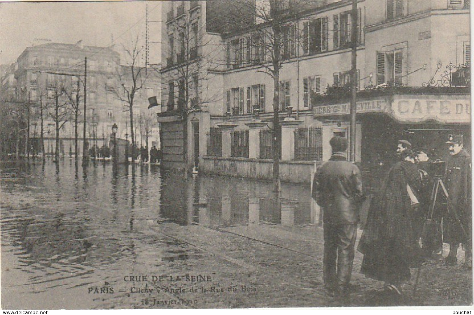 XXX -(92) INONDATIONS - CRUE DE LA SEINE 1910 - CLICHY - ANGLE DE LA RUE DU BOIS - ANIMATION - PHOTOGRAPHE - 2 SCANS - Clichy