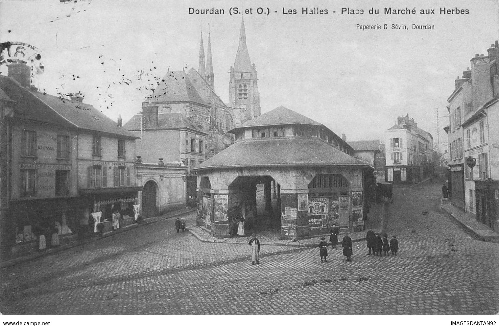 91 DOURDAN #24500 LES HALLES PLACE DU MARCHE AUX HERBES COMMERCES AFFICHES PUBLICITAIRES - Dourdan