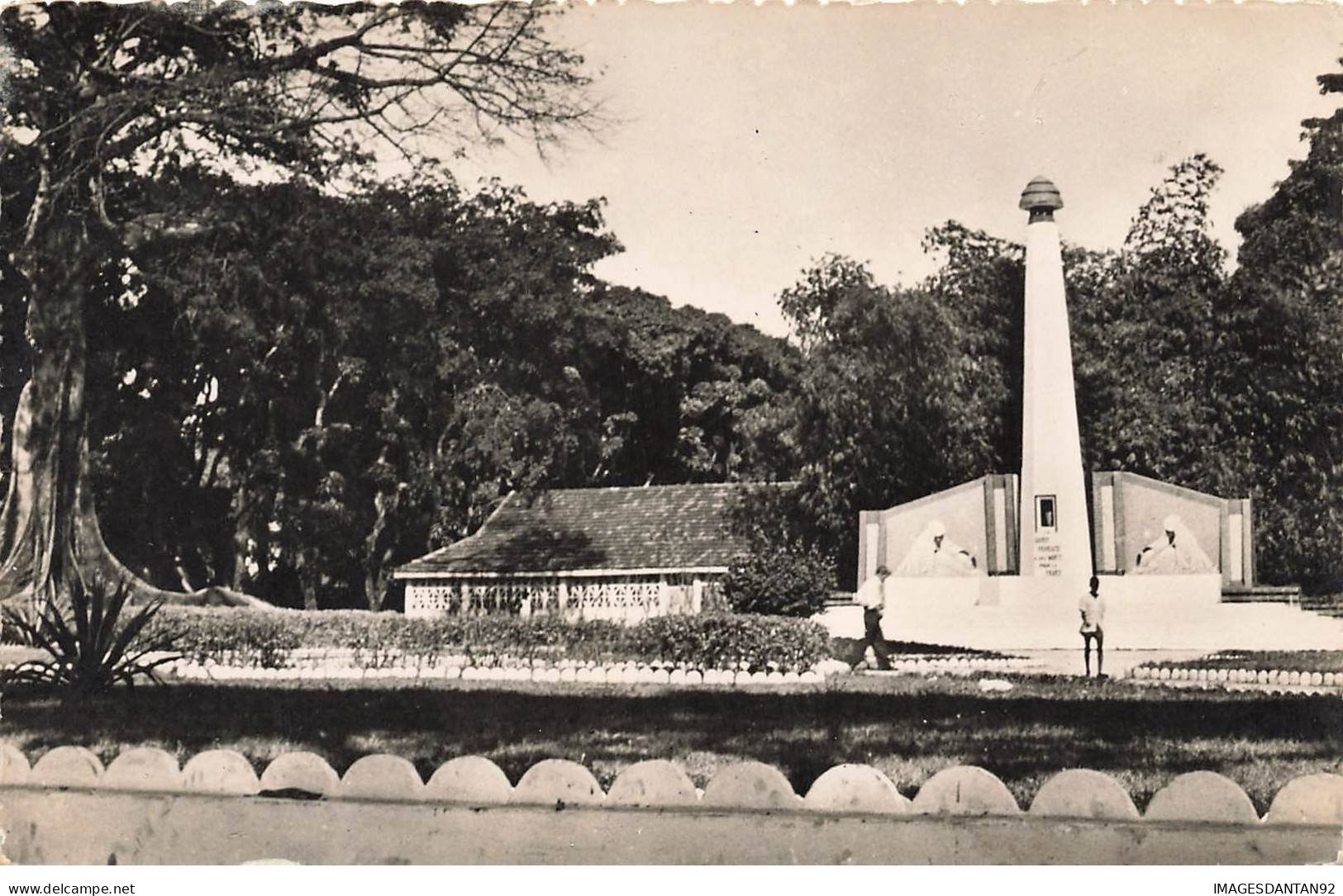 GUINEE #27755 CONAKRY MONUMENT AUX MORT - Guinée