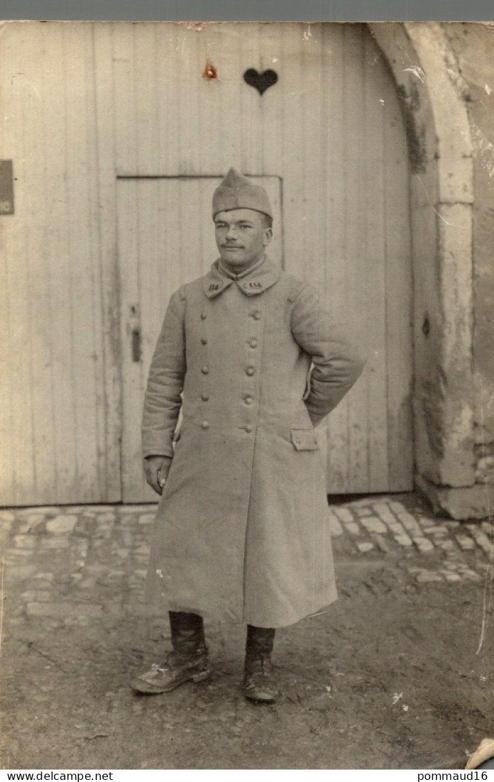 CPA Photographie D'un Soldat Portant Un Long Manteau Avec Col Numéroté 114 - Regimientos