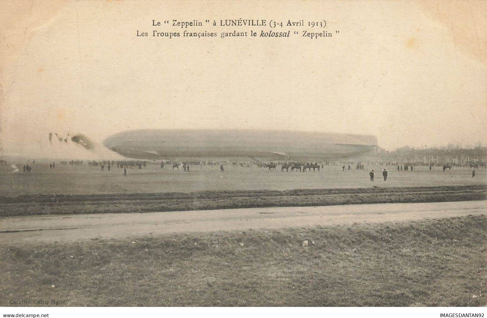 54 LUNEVILLE #31903 LE ZEPPELIN TROUPE GARDANT LE KOLOSSAL DIRIGEABLE AVIATION - Luneville