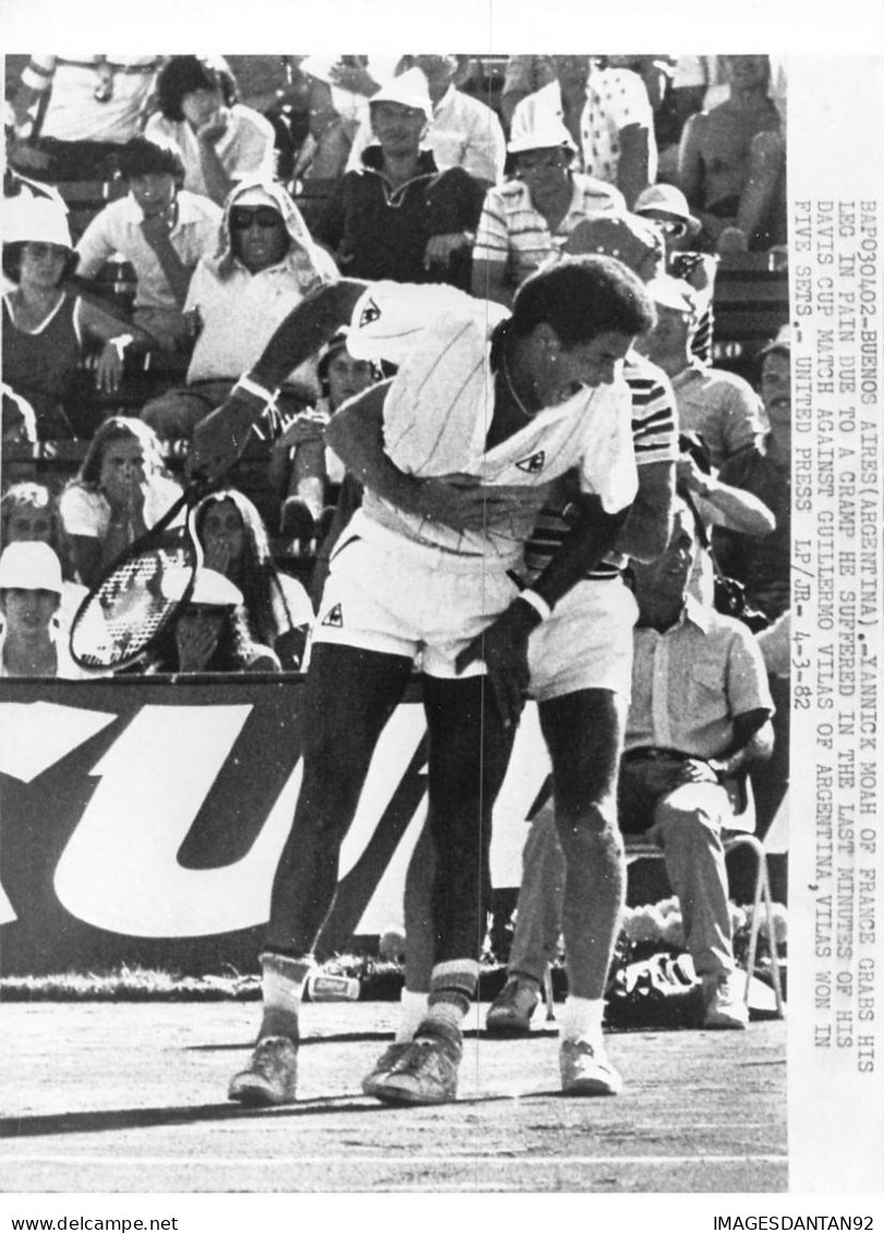 TENNIS SPORT #PP1166 ARGENTINE BUENOS AIRES YANNICK NOAH GRABS HIS LEG 1982 - Sonstige & Ohne Zuordnung