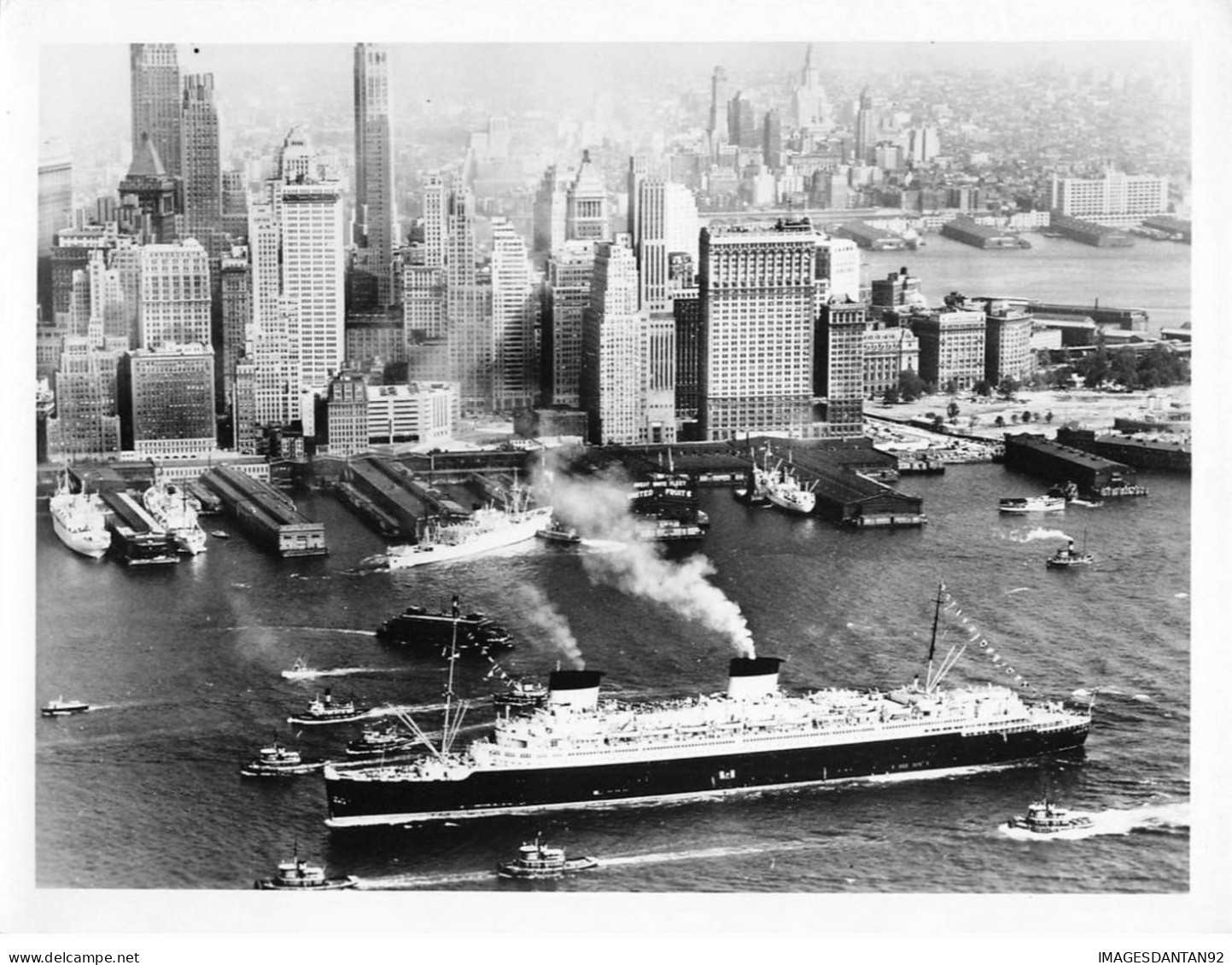 PAQUEBOT LIBERTE #PP1306 A SON ARRIVEE A NEW YORK EN 1956 - Bateaux