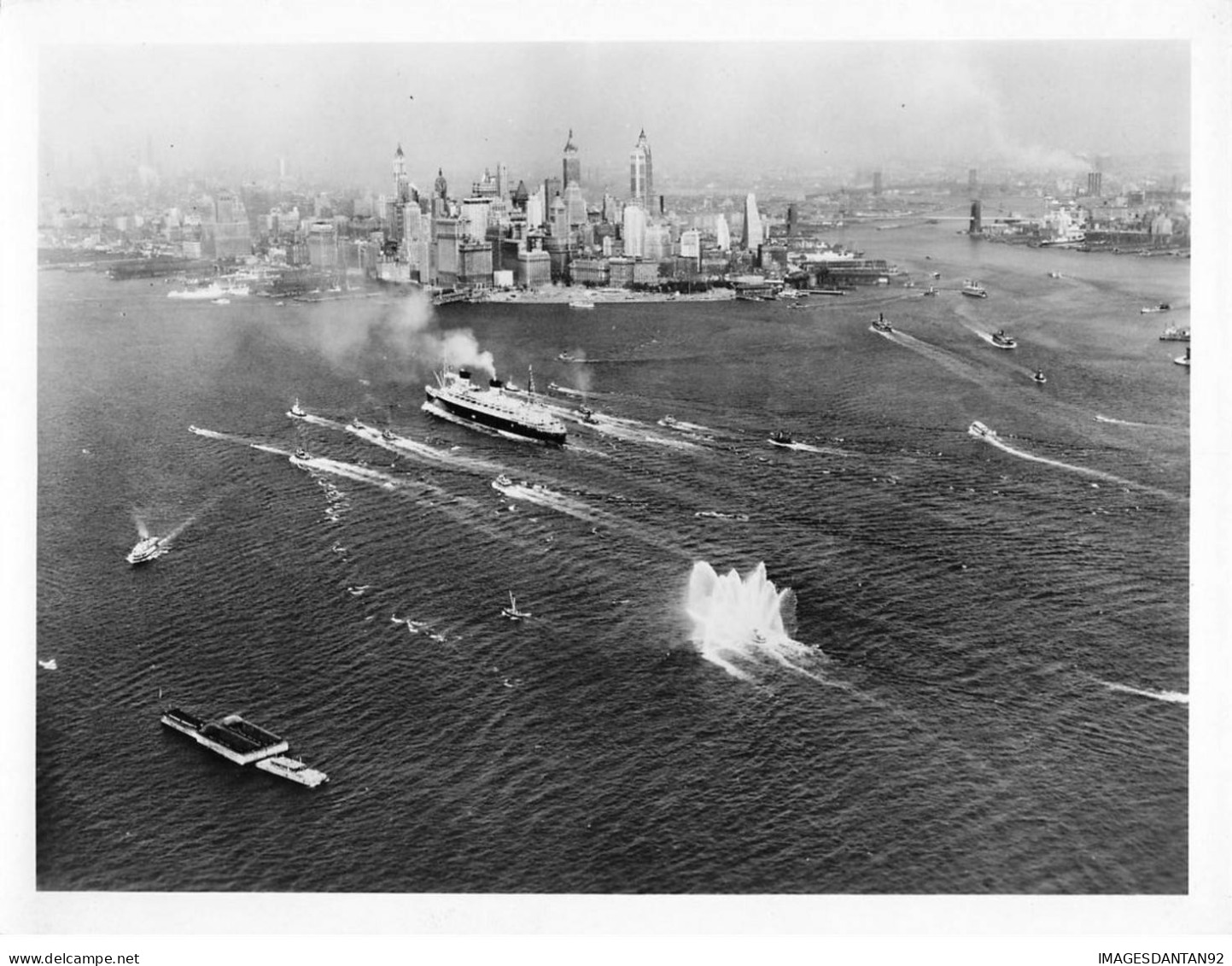 PAQUEBOT LIBERTE #PP1304 A SON ARRIVEE A NEW YORK EN 1956 - Boats