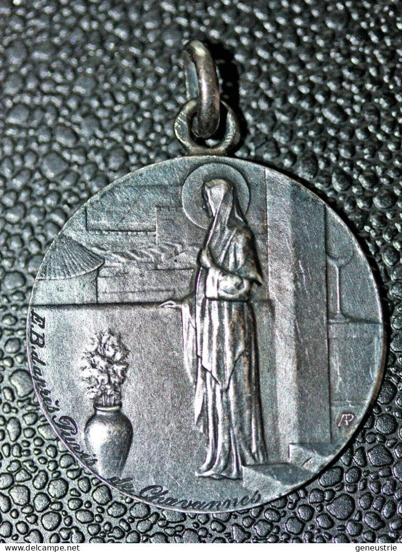 Pendentif Médaille Religieuse Début XXe "Sainte Geneviève Veillant Sur Paris" D'après Puvis De Chavannes - Religion & Esotérisme