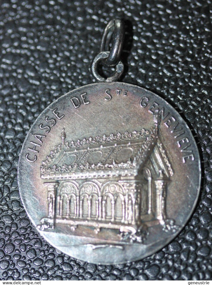 Pendentif Médaille Religieuse Début XXe "Sainte Geneviève Veillant Sur Paris" D'après Puvis De Chavannes - Religion & Esotérisme
