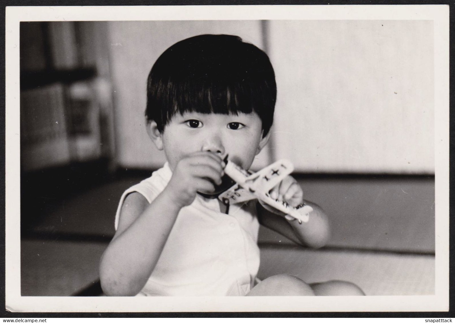 Superbe Photo Amateur Très Belle Scène Enfant Avec Jouet Avion Plane Toy Snapshot  JAPAN JAPON 11,3x7,8 Cm - Orte