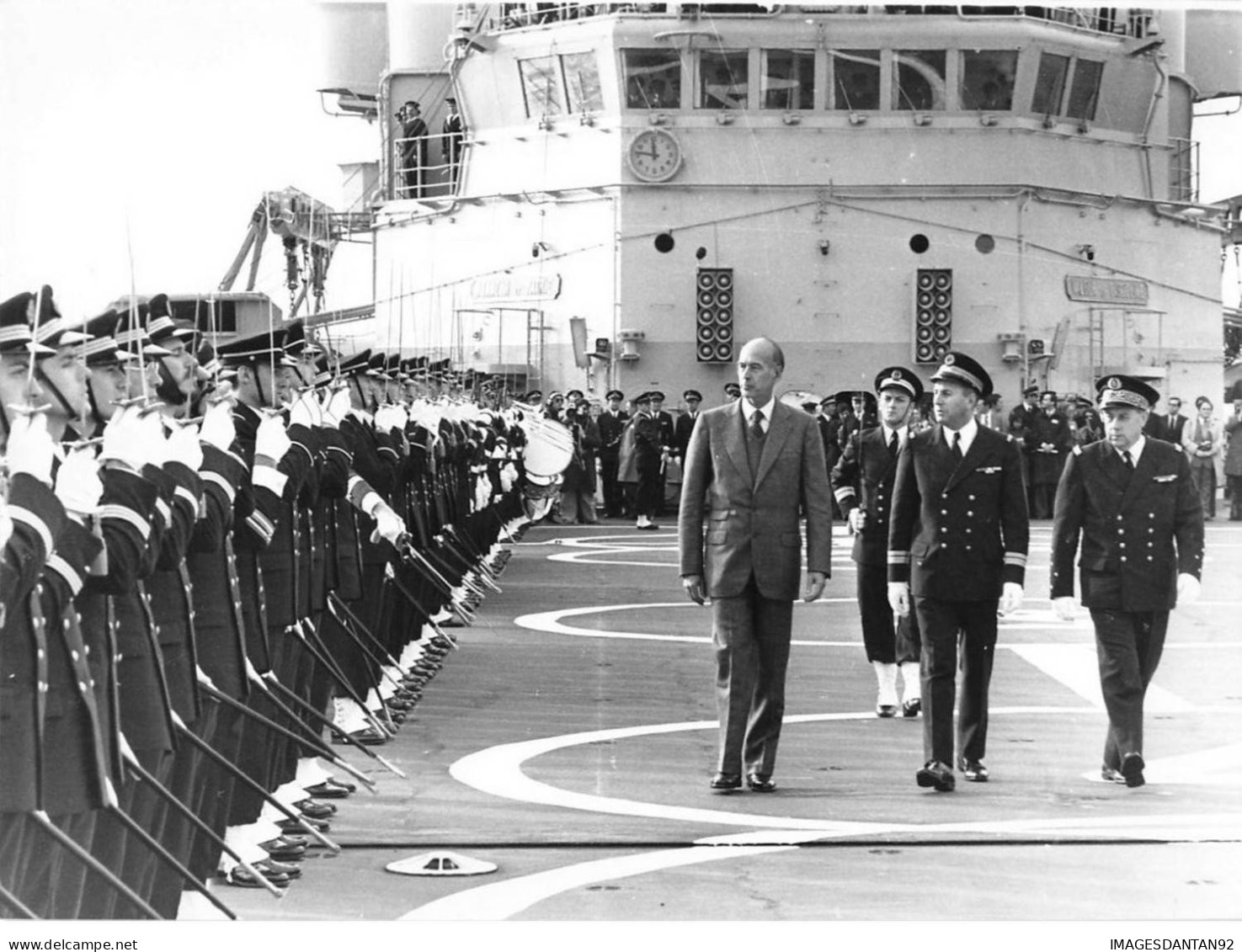 JEANNE D ARC #PP1313 LE PRESIDENT VALERY GISCARD D ESTAING SUR LE BATEAU CROISEUR JEANNE D ARC A BREST 29 EN 1977 - Bateaux