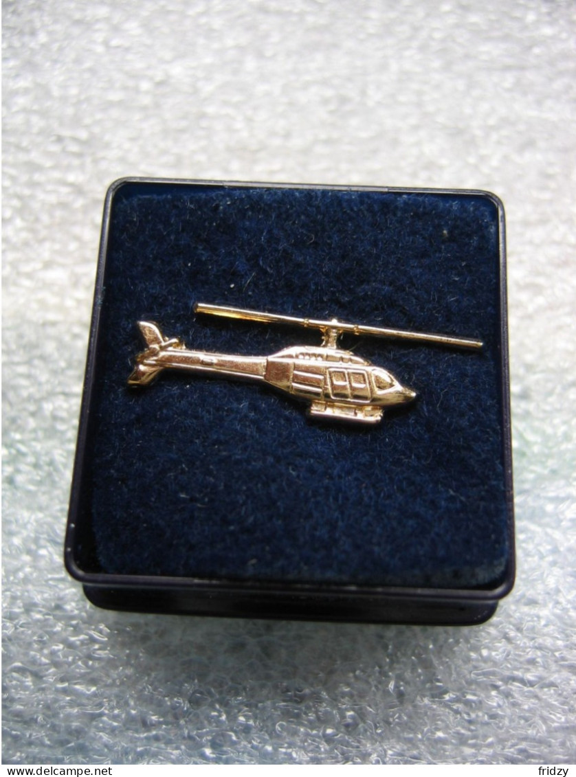 Petit Coffret Avec Un Pin's Doré De 22 Carats. Hélicoptère De Chez "Air-Service" - Airplanes