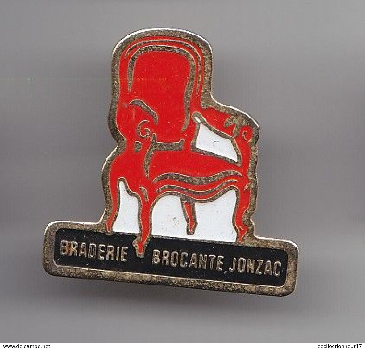 Pin's Braderie Brocante Jonzac  En Charente Maritime Dpt 17  Fauteuil Voltaire Réf 6023 - Steden