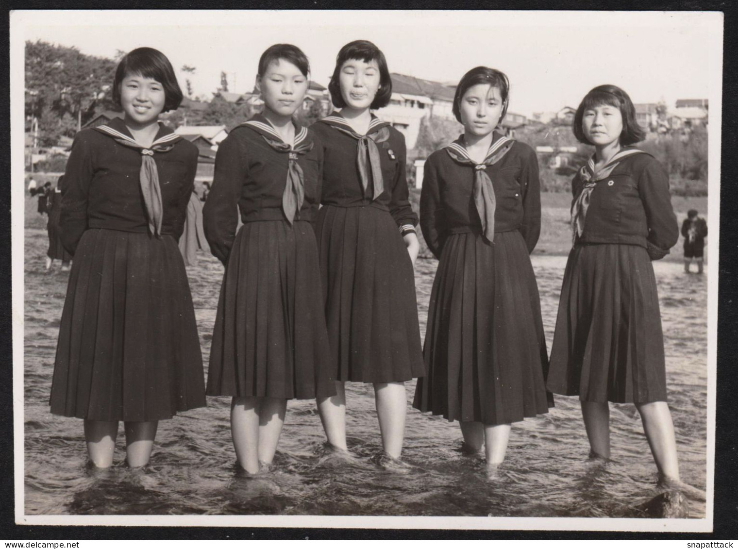 Superbe Photo Amateur Belle Scène 5 Jeunes Filles En Uniforme Les Pieds Dans L'eau Snapshot  JAPAN JAPON 11,3x7,8 Cm - Plaatsen