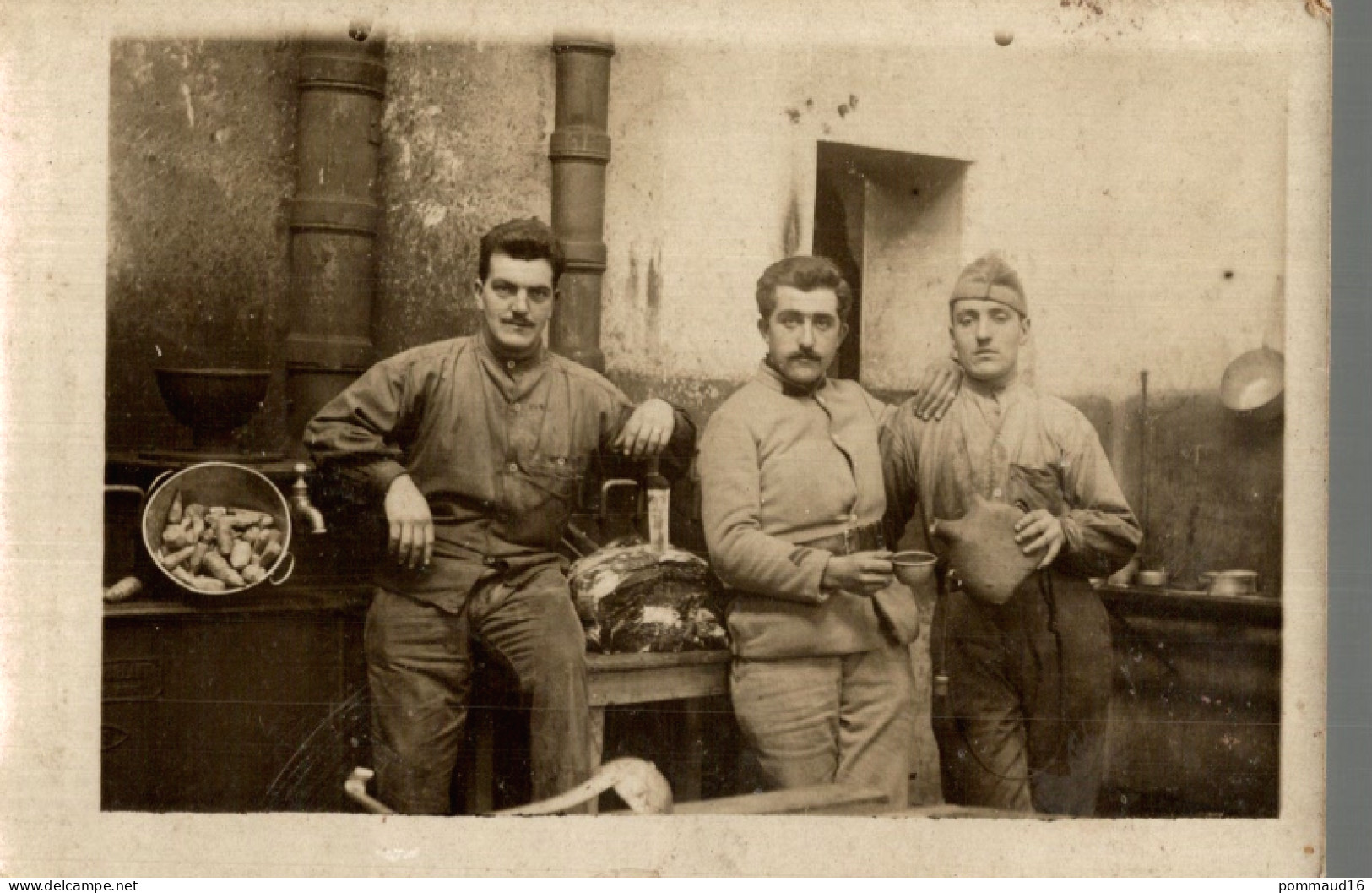 CPA Photographie De Trois Hommes Dans Une Cuisine - Photographie