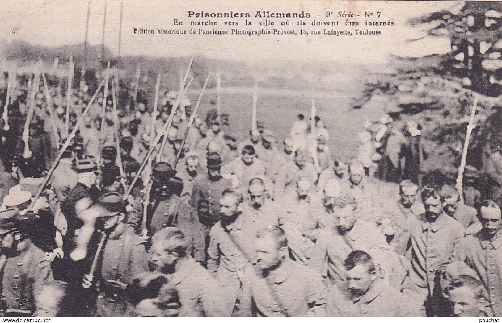 XXX Nw- GUERRE 1914 - PRISONNIERS ALLEMANDS  EN MARCHE VERS LA VILLE OU ILS DOIVENT ETRE INTERNES - N°7 - War 1914-18