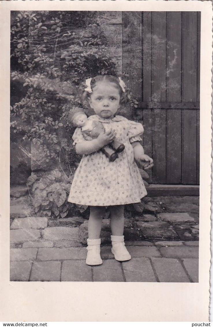 XXX Nw- PHOTOGRAPHIE DE FILLETTE AVEC JOUET FIGURINE  ( 03/06/1951 ) - Anonyme Personen