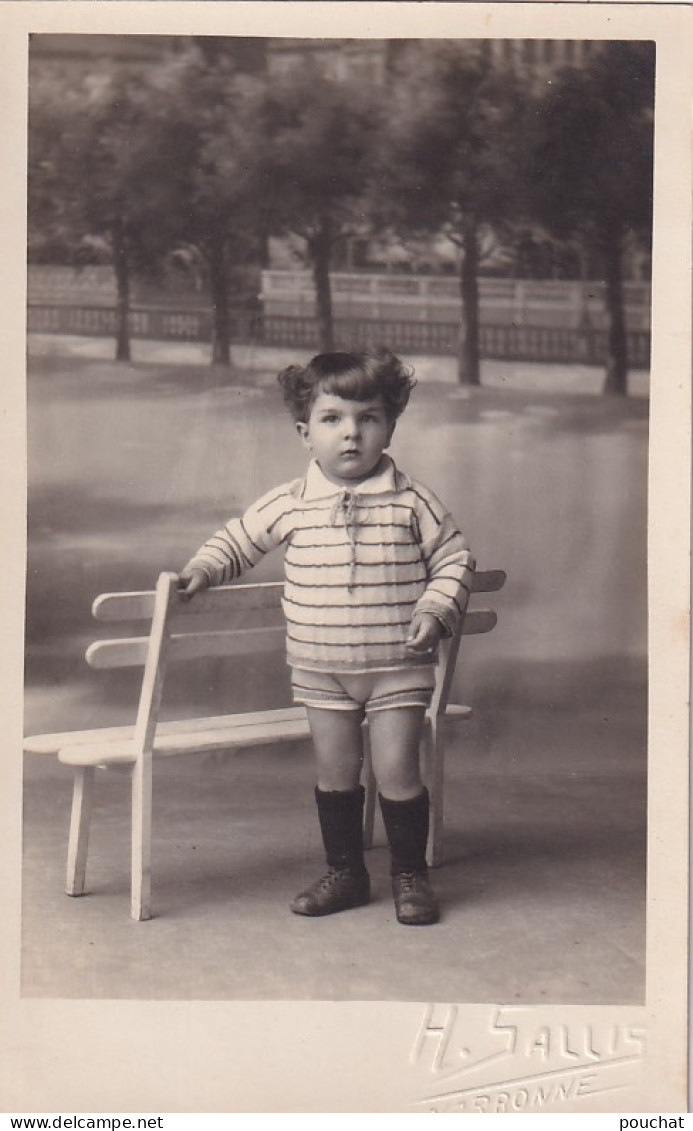 XXX Nw- CARTE PHOTO JEUNE GARCON PRES D'UN BANC - PHOTOGRAPHE SALLIS , NARBONNE ( 11 ) - Photographs