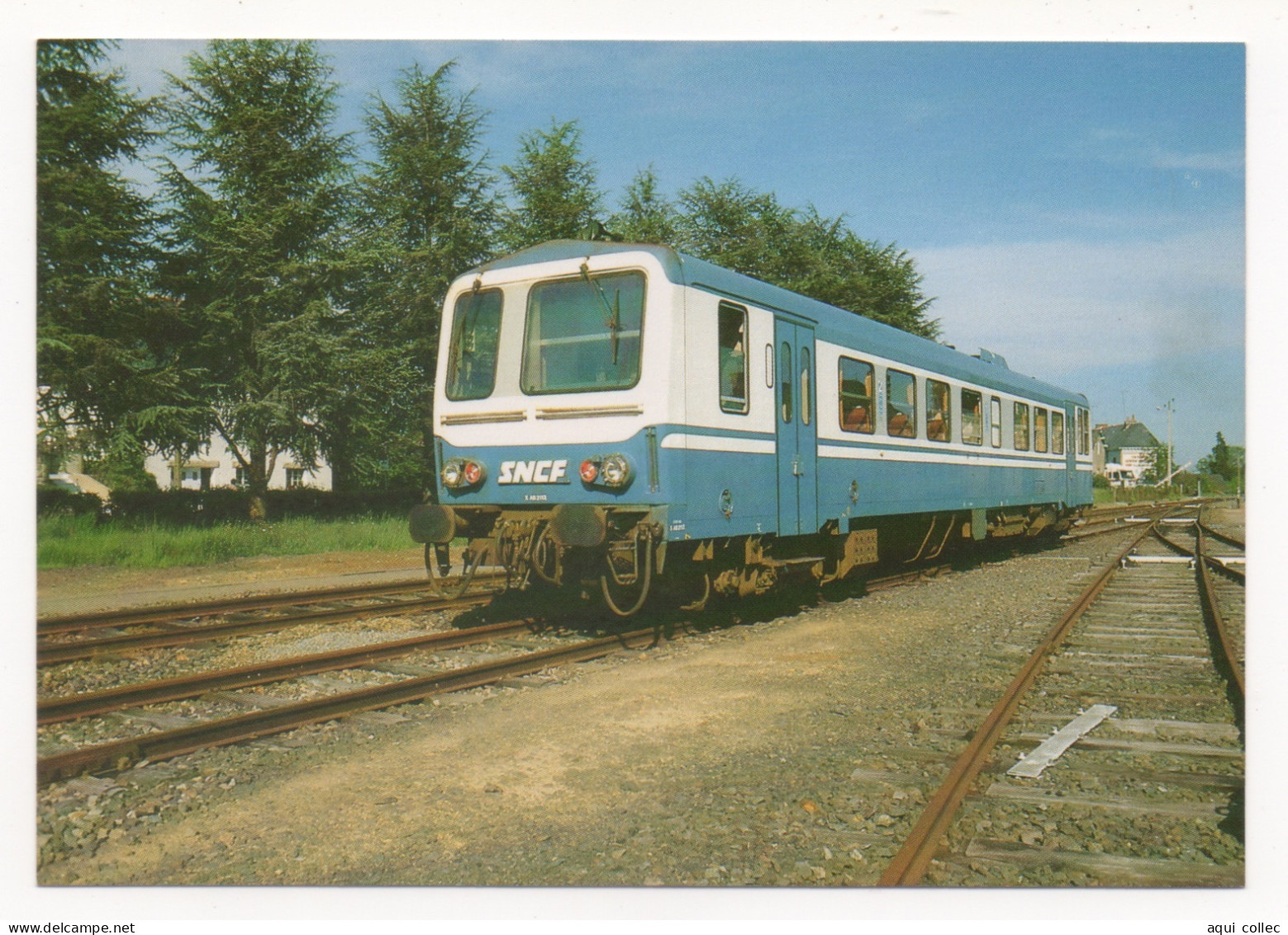 RETIERS (35) LIGNE DE RENNES À NANTES PAR CHÂTEAUBRIANT - AUTORAIL X 2100 MANOEUVRANT EN GARE - LE 26 MAI 1986 - Trains