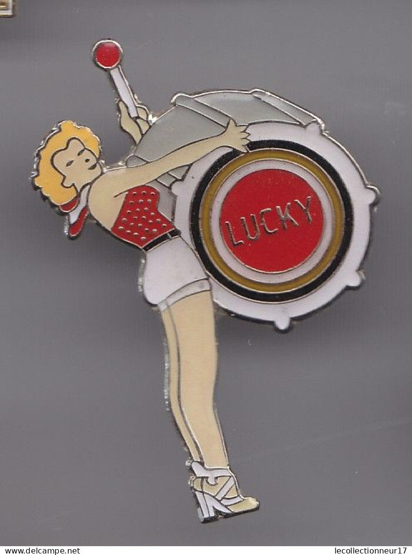 Pin's  Tabac Cigarettes Lucky Pin Ups Musique Grosse Caisse   Réf 3955 - Autres & Non Classés