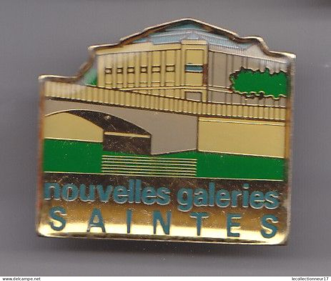 Pin's Nouvelles Galeries Saintes En Charente Maritime Dpt 17 Réf 5215 - Villes