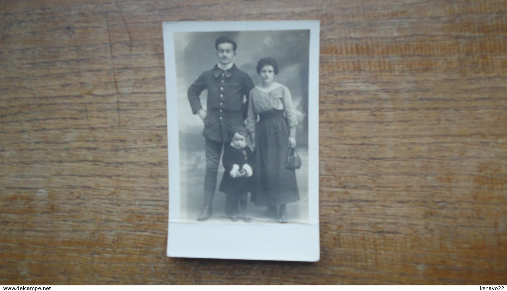 Ancienne Carte Photo , D'un Miltaire Et Sa Petite Famille , L'enfant à La Médaille Militaire De Son Père - Krieg, Militär