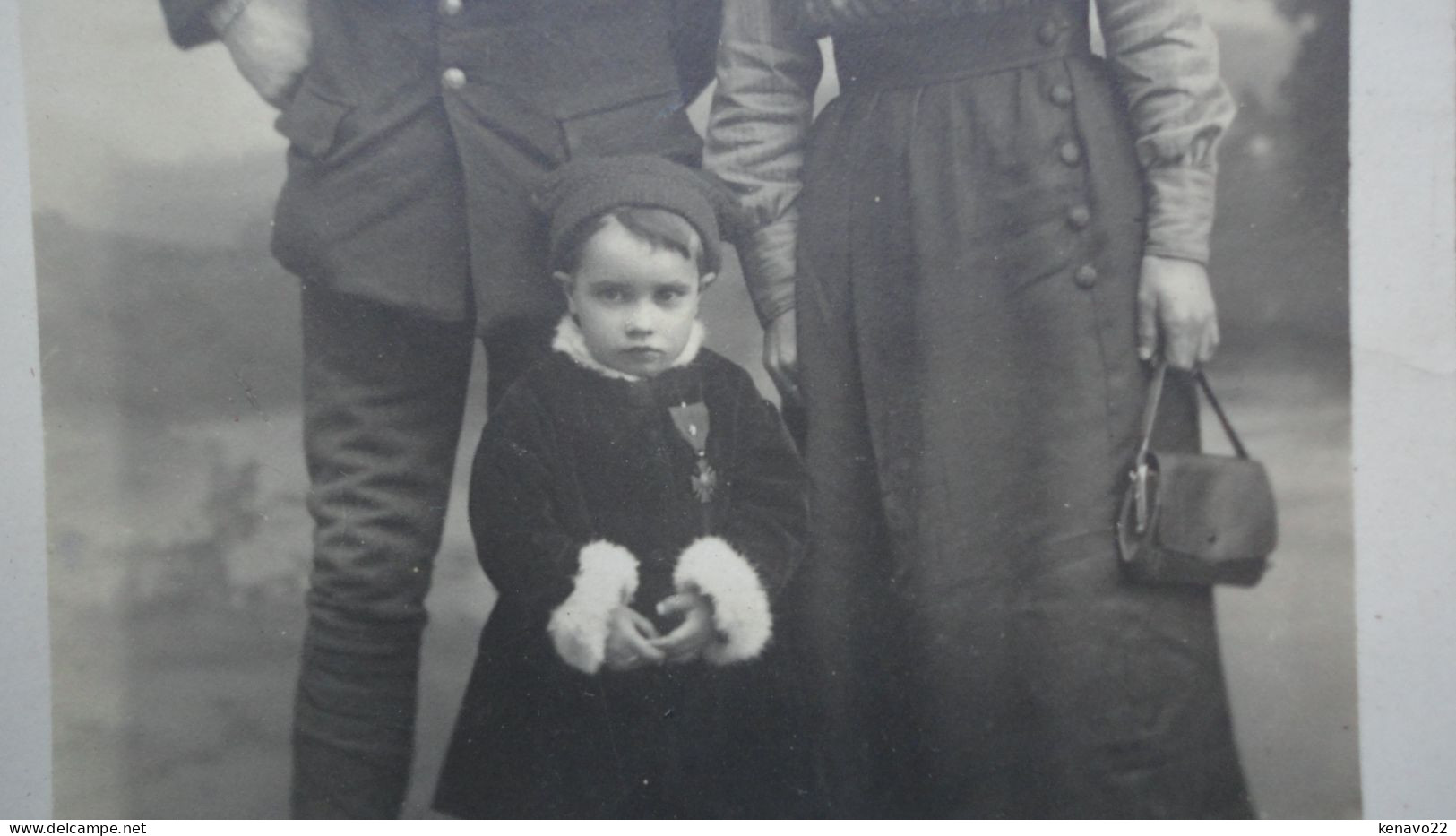 Ancienne Carte Photo , D'un Miltaire Et Sa Petite Famille , L'enfant à La Médaille Militaire De Son Père - Krieg, Militär
