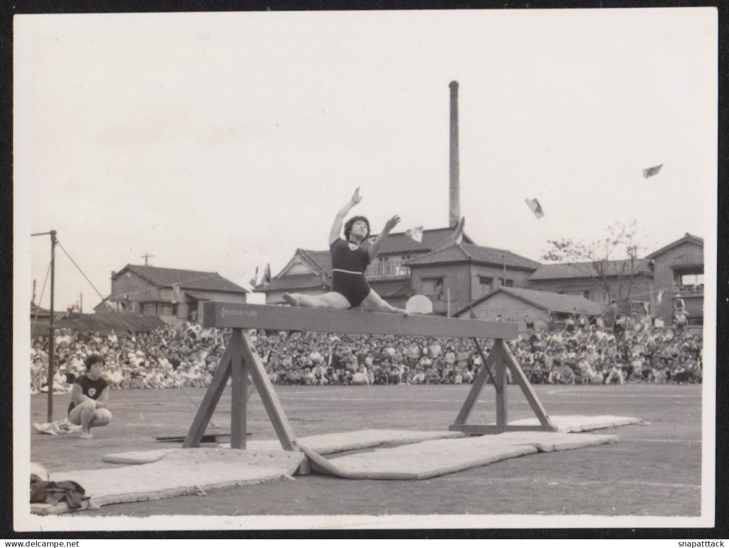 Superbe Photo Amateur Belle Scène Grand écart Sur Poutre, Gymnastique, Sport, Gymnase JAPAN JAPON 8,5x6,3 Cm - Orte