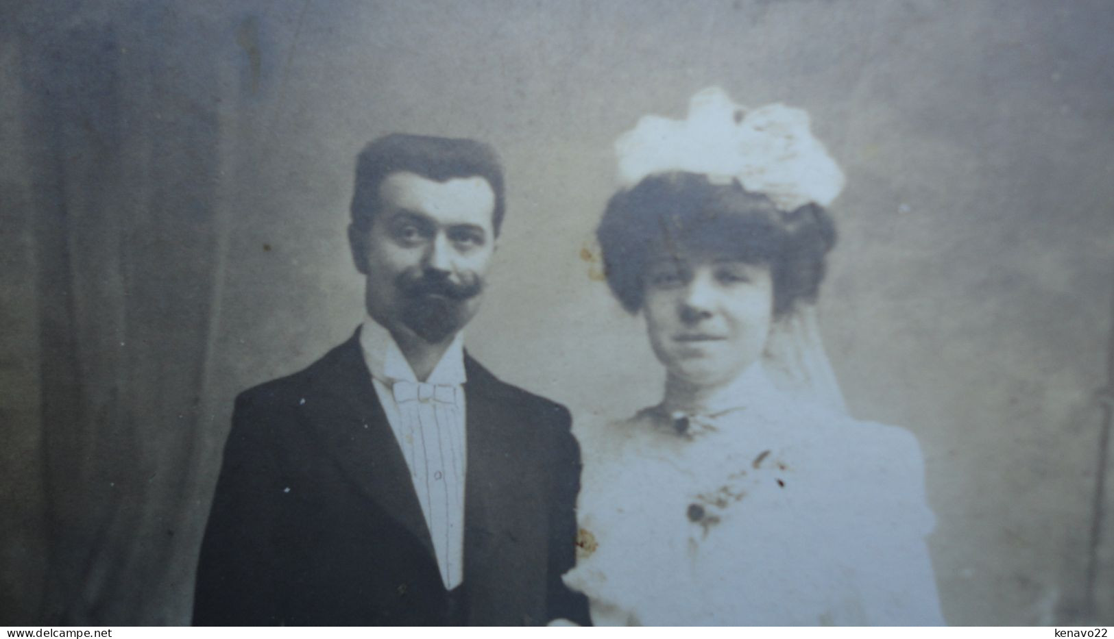 Assez Rare Ancienne Photo Cartonnée ( 16 X 10,5 Cm ) D'un Couple De Marié , Le 19 Avril 1906 - Anonieme Personen